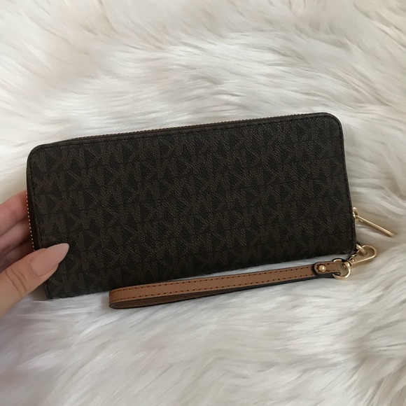 Michael Kors Jet Set Travel Brown Logo Wallet Case - Picture 2 of 6